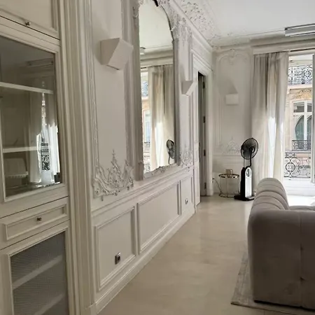 De 220 M2 A 50 M Des Champs-elysees *