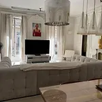 Apartment De 220 M2 A 50 M Des Champs-elysees *