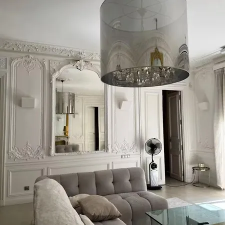 De 220 M2 à 50 M Des Champs-elysees * Paris