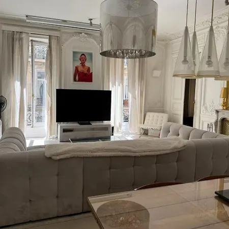 Appartement De 220 M2 à 50 M Des Champs-elysees *