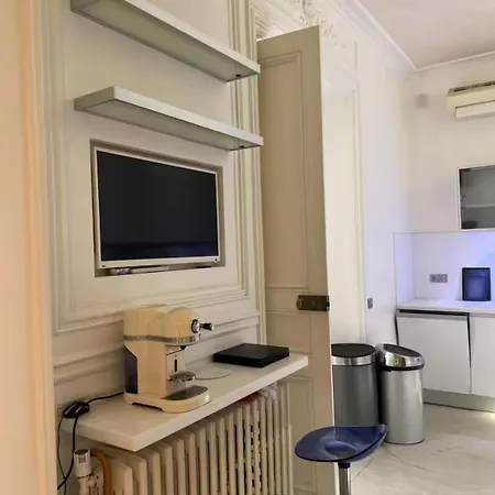 Appartement De 220 M2 à 50 M Des Champs-elysees *