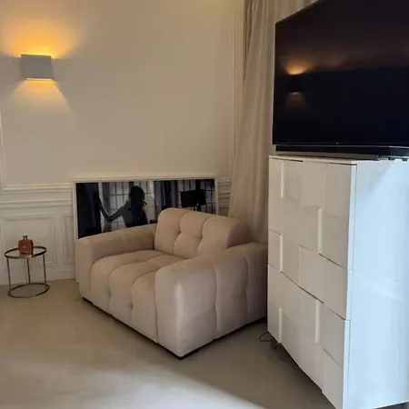 De 220 M2 à 50 M Des Champs-elysees * Paris