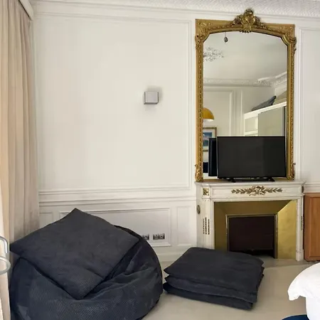 De 220 M2 à 50 M Des Champs-elysees *