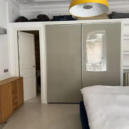 De 220 M2 à 50 M Des Champs-elysees * Paris