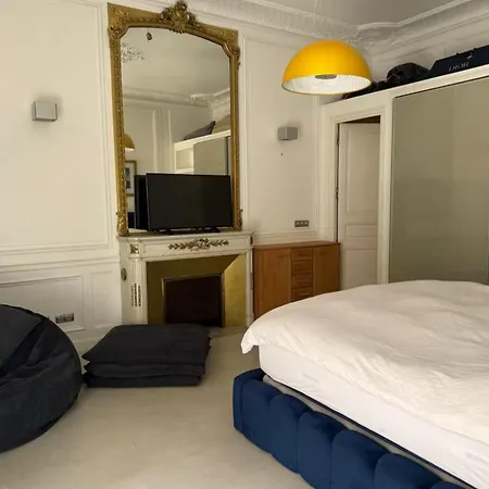 De 220 M2 à 50 M Des Champs-elysees