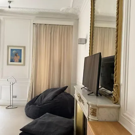 Appartement De 220 M2 à 50 M Des Champs-elysees *