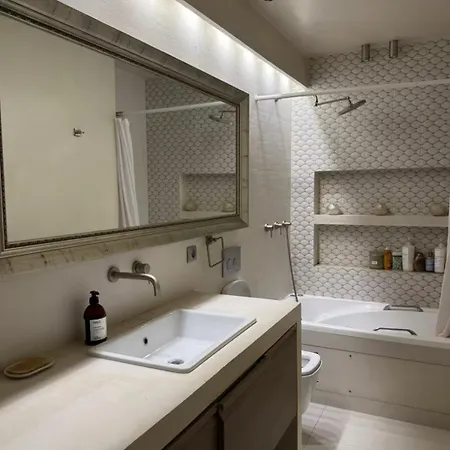 Appartement De 220 M2 à 50 M Des Champs-elysees *