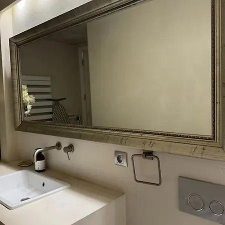 De 220 M2 à 50 M Des Champs-elysees * Paris